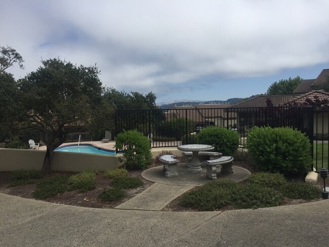 Building Photo - Partially Furnished One-Bedroom in Monterey!