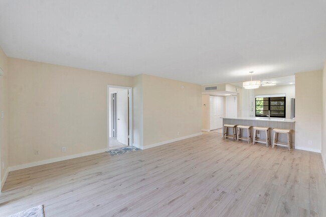 Building Photo - 126 S Cypress Rd