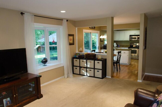 Building Photo - 123 Country Creek Ct