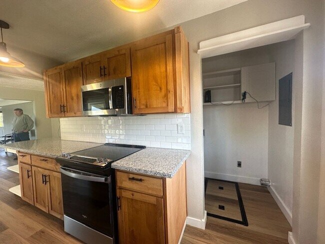 Foto del edificio - Newly Remodeled 3 Bedroom / 2 Bathroom in NE Madras