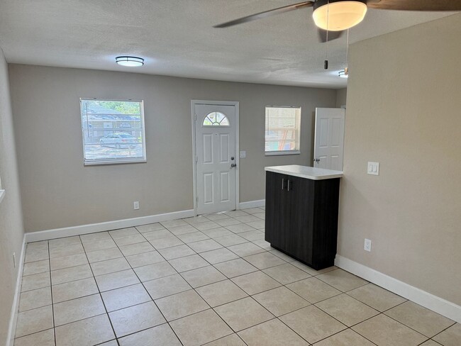 Foto del edificio - Fully Renovated and Modern 3/1 Available Now!