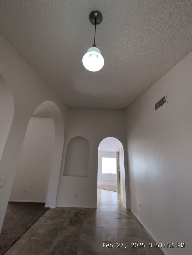 Foto del edificio - Welcome to your new cozy, immaculate and spacious home!