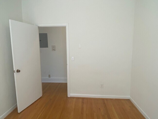 Foto del edificio - HUge 2 bed on comm ave
