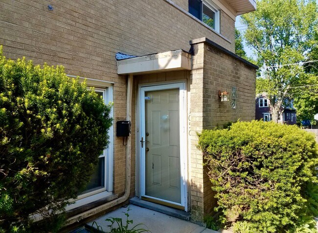Foto del edificio - Cozy 3 bedroom 1.5 Bathroom Townhouse! Hardwood Throughout! Parking Included In Rent! Available f...