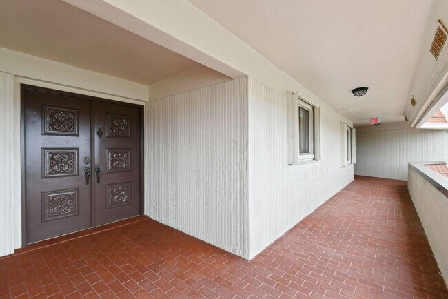 Building Photo - 300 Golfview Rd