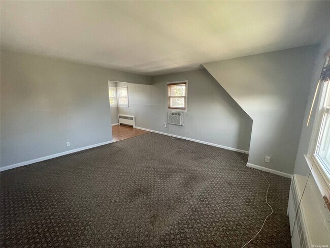 Building Photo - 210 Oakview Ave