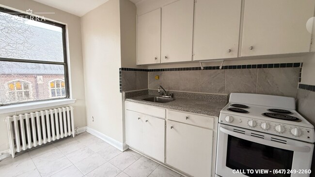 Building Photo - 244 Roncesvalles Av