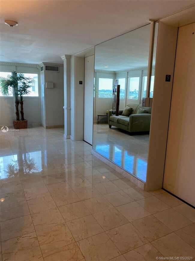 Building Photo - 10245 Collins Ave