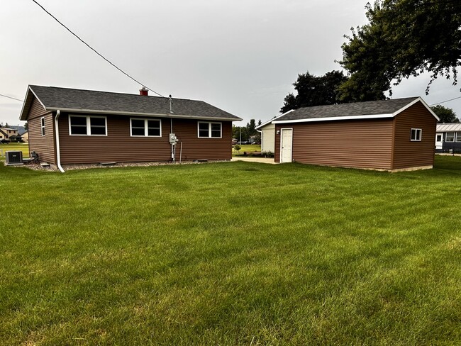 Spacious back yard - 694 Tilson St N
