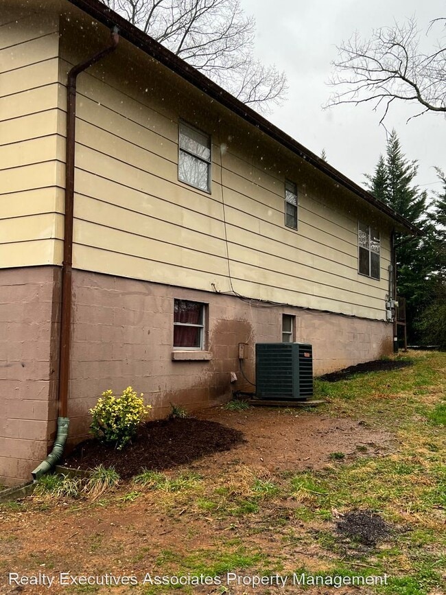 Building Photo - 3 br, 2.5 bath House - 505 Brown School Road