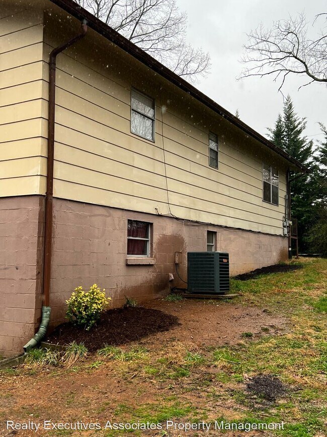 Foto del edificio - 3 br, 2.5 bath House - 505 Brown School Road