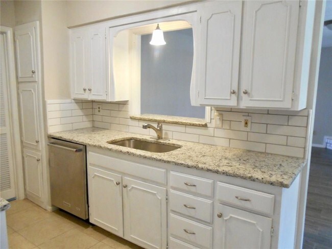 Building Photo - 1413 Fernwood Dr