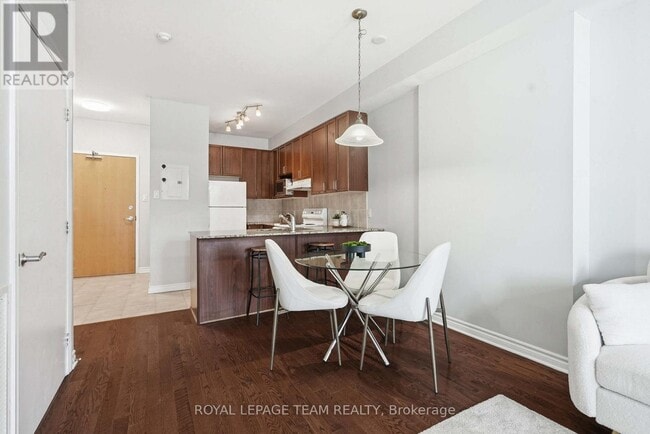 Building Photo - 205 Bolton St