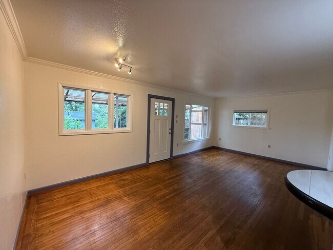 Foto del edificio - 3 Bedroom/ 2 bathroom Home in Cotati