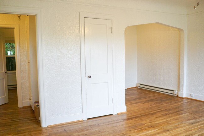 Building Photo - John's Landing Charmer: H/W Floors, Close to OHSU, Pet-Friendly!