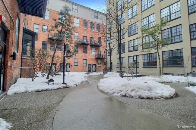 Foto del edificio - 6533 E Jefferson Ave