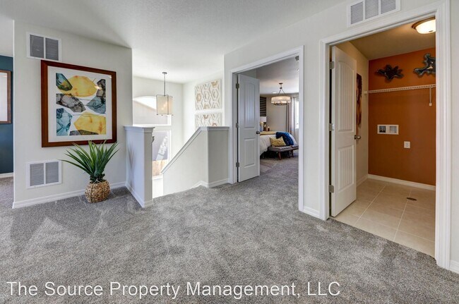 Building Photo - 3 br, 2.5 bath House - 2450 Crown View Dr