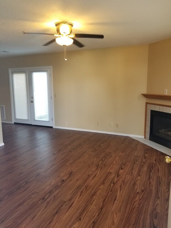 Building Photo - Townhome with a fireplace