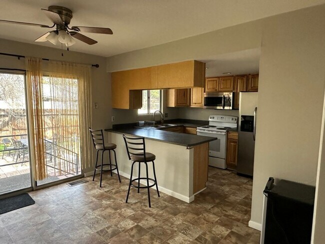 Foto del edificio - Three Bedroom Home minutes from UNR