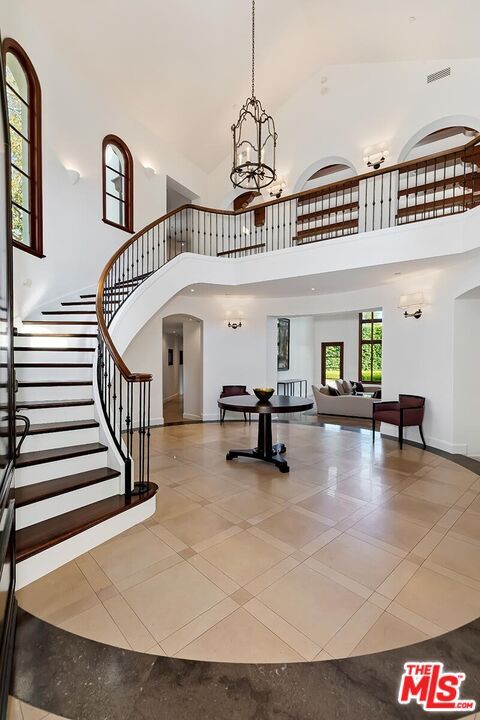 Building Photo - 2134 La Mesa Dr