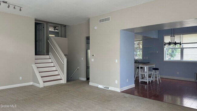 Foto del edificio - 21 Skylark Dr