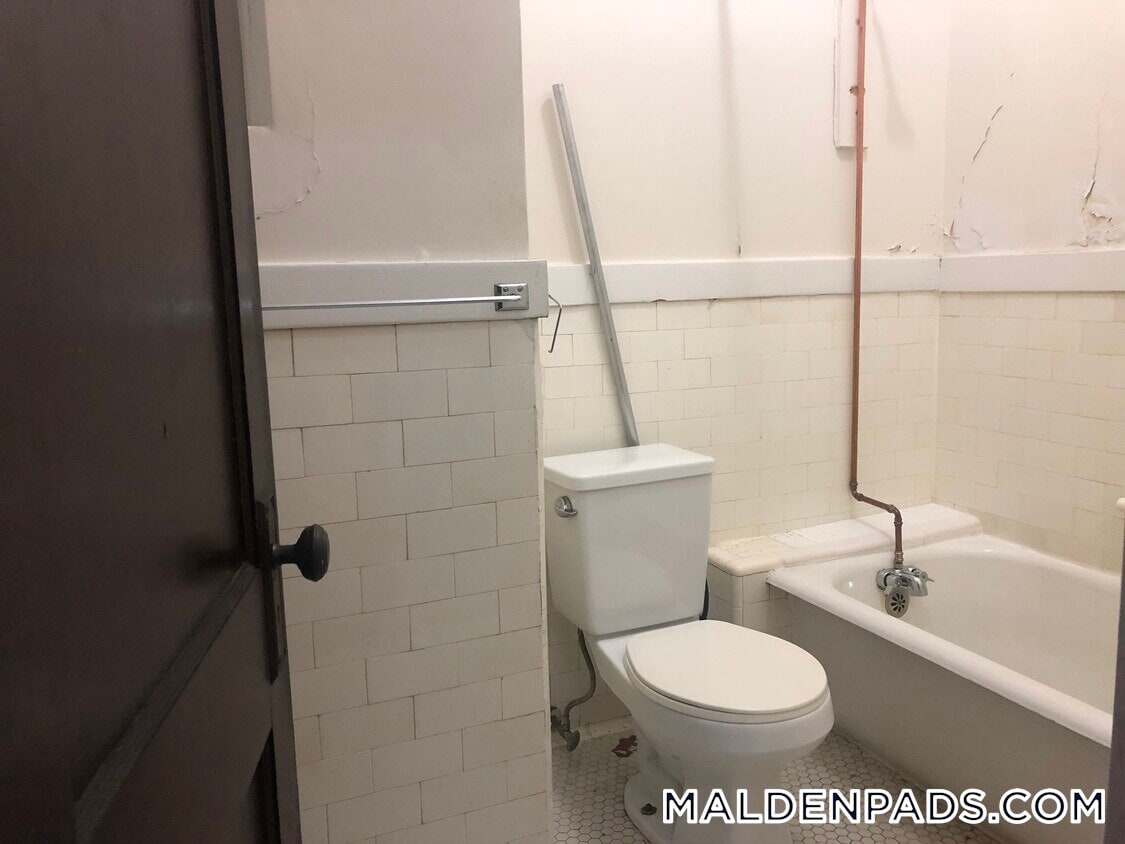 Building Photo - 349 Pleasant St