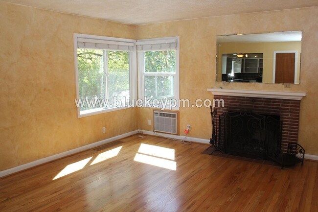 Foto del edificio - 2 Bed, 1 Bath Home Near Park Rose City Gol...