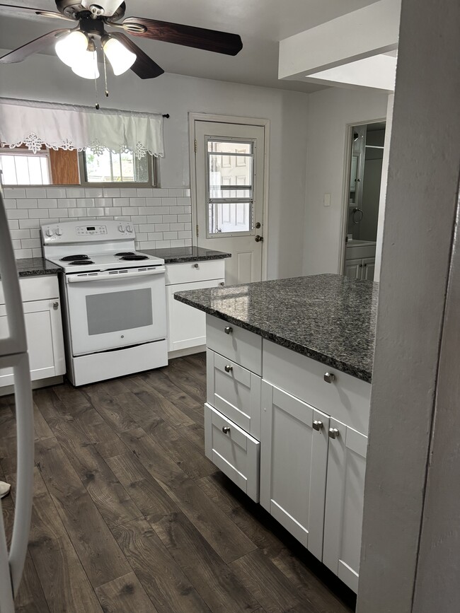 Granite countertops - 3030 W Marshall Ave