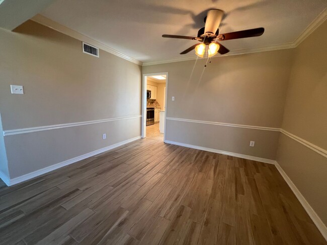 Building Photo - BEAUTIFUL TOWNHOME WITH COMMUNITY POOL AND...