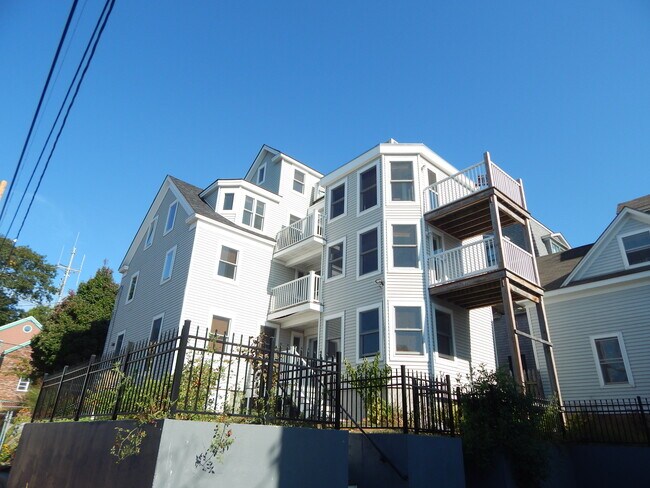 Building Photo - 52 Monument St