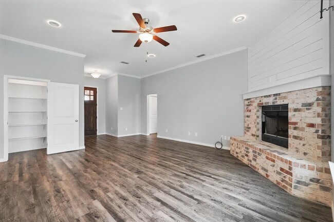 Building Photo - 250 Carriage Hills Pkwy
