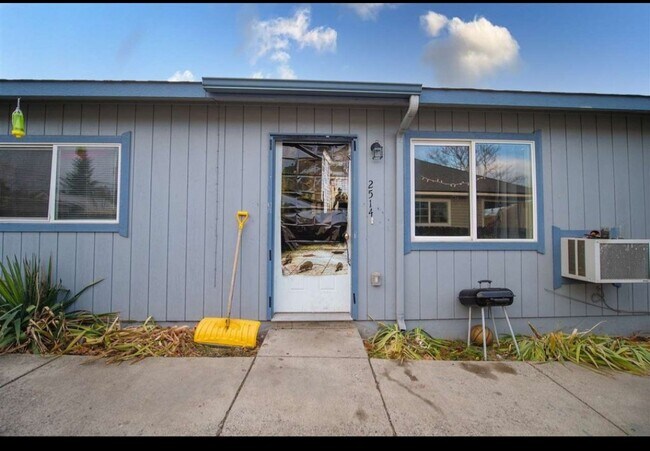 Reduced Price For Fast Move-In!!!! - 2516 E Hartson Ave