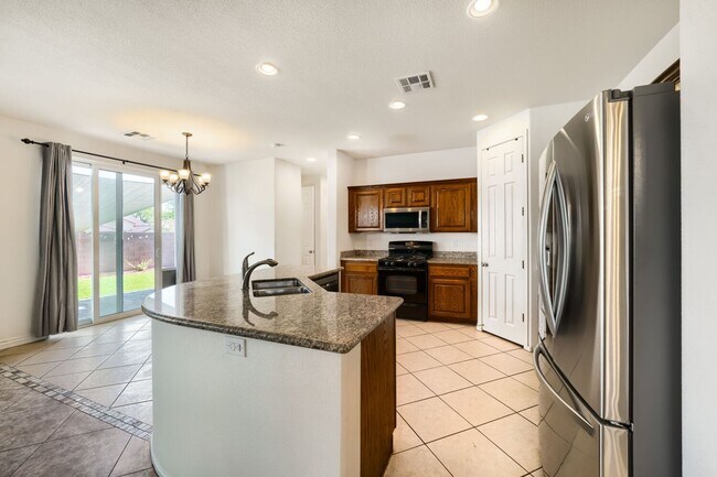 Foto del edificio - Beautiful 4 Bedroom Home With Solar, 3 Car Tandem Garage, and Nice Backyard!