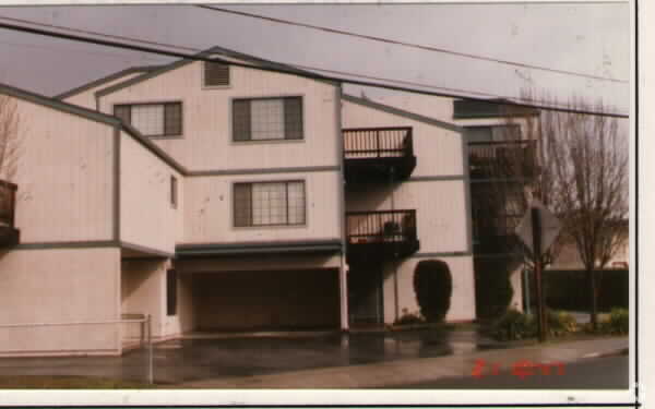 Foto del edificio - 211-311 Semicircular Dr