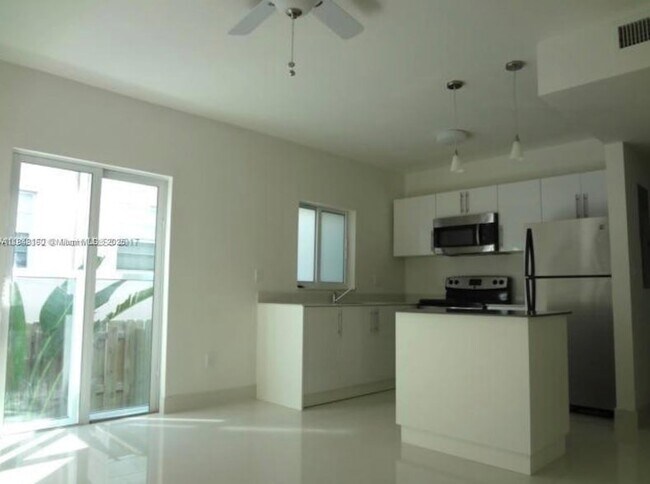 Foto del edificio - 6891 Bay Dr