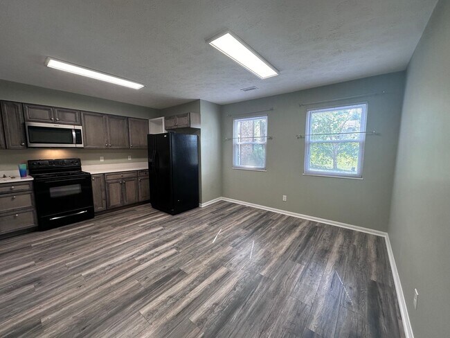 Building Photo - Updated 3-Bedroom End-Unit Condo in Prime ...