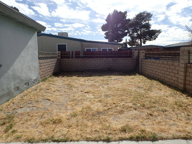 Building Photo - Cute 2bd 1 ba