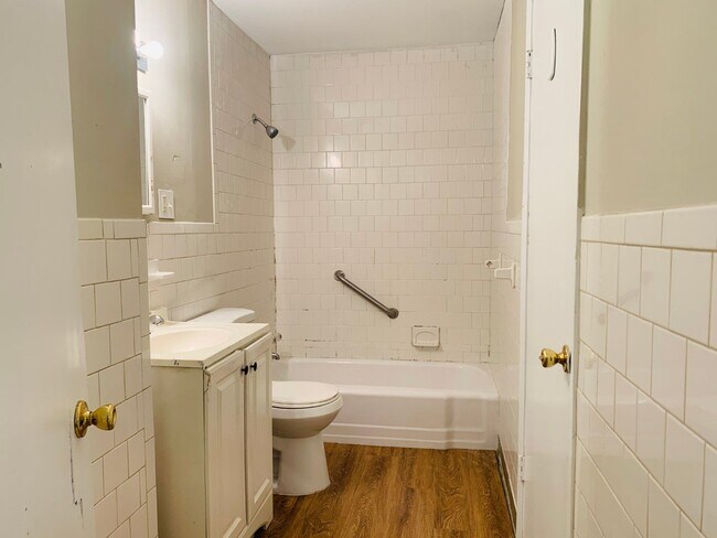 Foto del edificio - Beautiful hardwood flooring! 2 bed, 1 full...