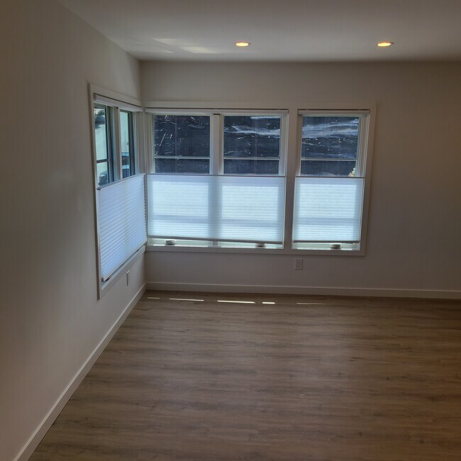 Great Room: 13 x 18 ft - 102 Carmel St