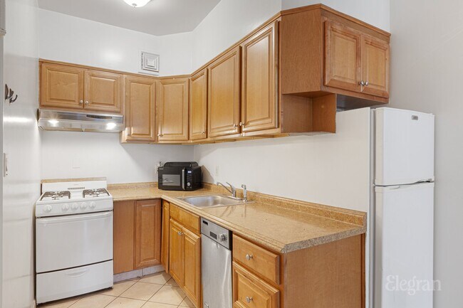 Building Photo - 227 E 60th St