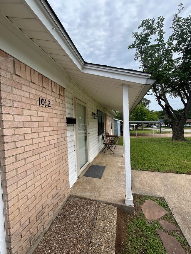 Building Photo - Stylish, Updated, Three Bedroom Home in the heart of Euless