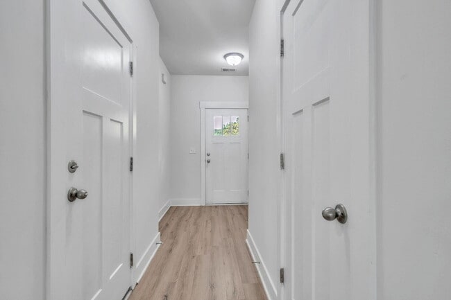 Building Photo - Stylish 3BR/2.5BA END-UNIT Townhome with Garage in Camelot Townes! $1,650/mo rent