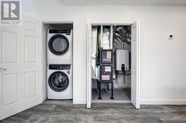 Building Photo - 620 Bathurst St