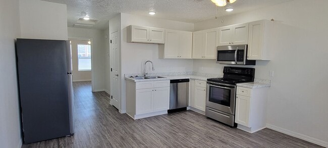 Foto del edificio - NEW LUXURY ONE BEDROOM APARTMENT UNFURNISHED