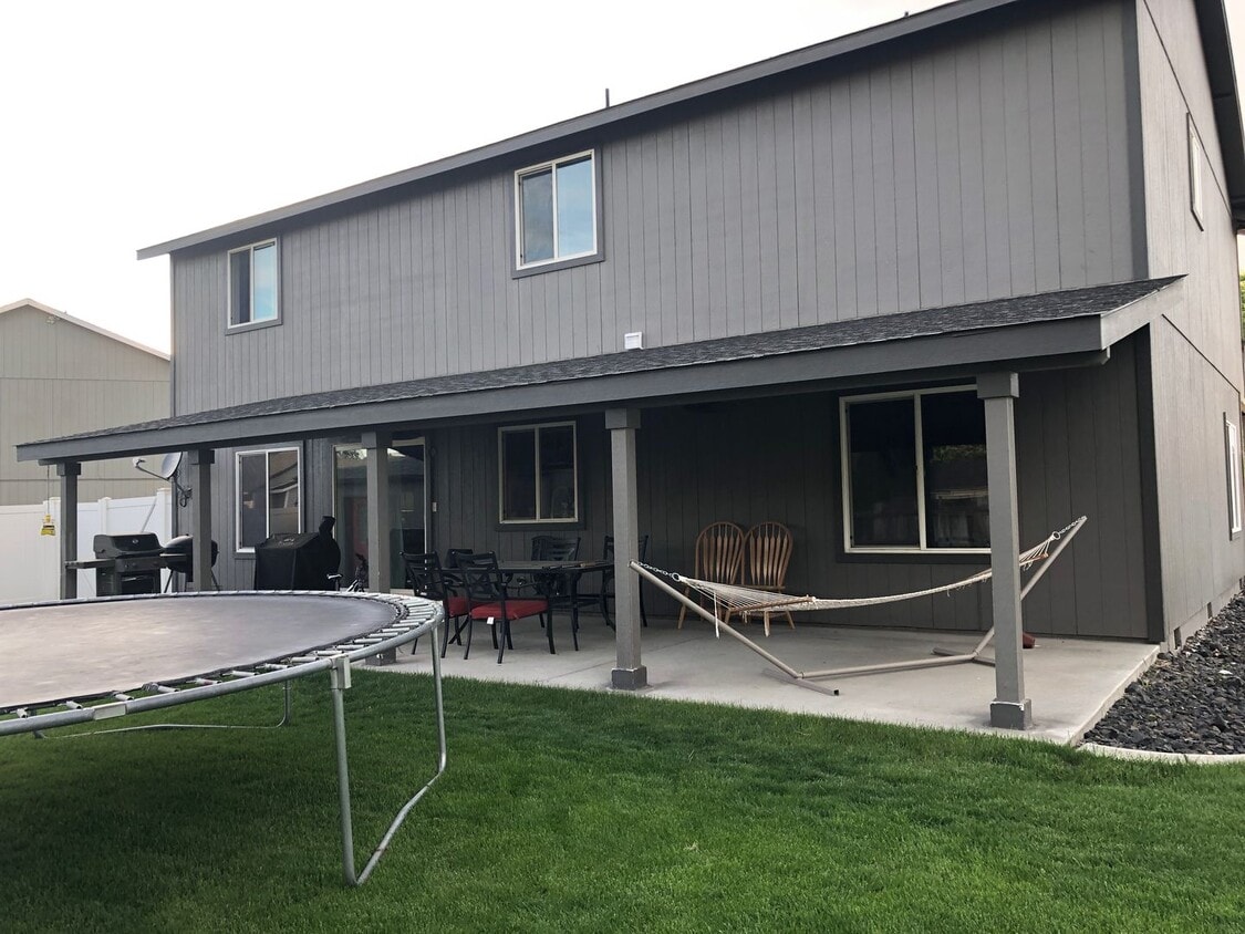 Building Photo - Extra Large Home For Rent, 4 Bedrooms!