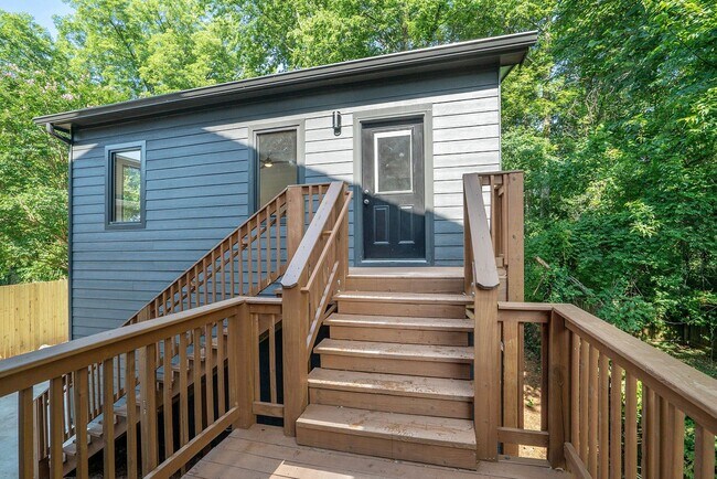 Building Photo - Utilities + Internet included with rent! -...