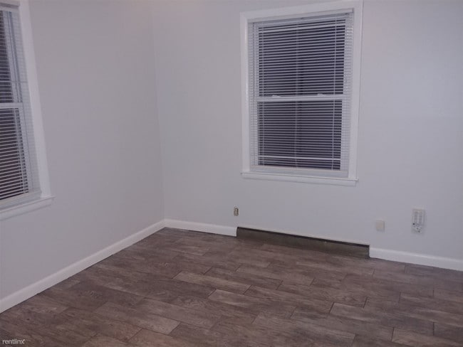 Building Photo - 1 br, 1 bath  - 2501 S 44th St Apt 1
