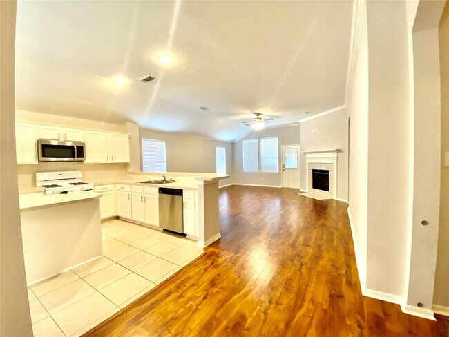 Foto del edificio - 5615 Brookhollow Oaks Trail