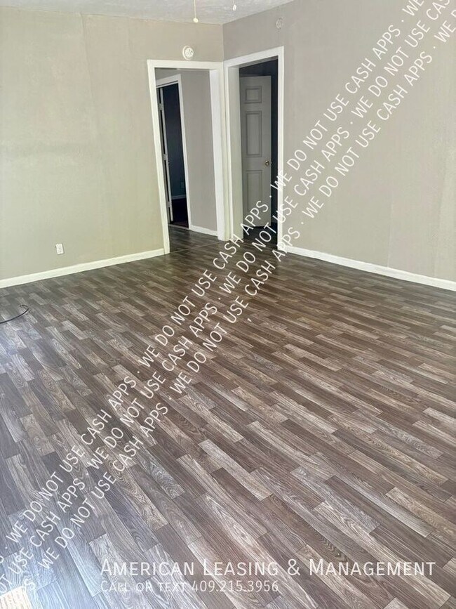 Foto del edificio - 814 Moore Ave