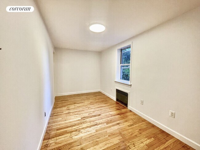 Foto del edificio - 402 E 8th St
